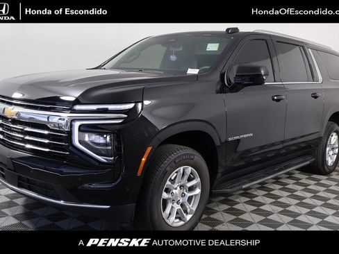 Used 2025 Chevrolet Suburban LT RWD image 1