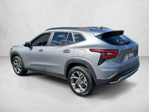 Used 2025 Chevrolet Trax LT FWD image 8
