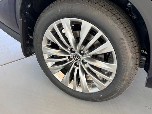 New 2026 Toyota Highlander Platinum image 8