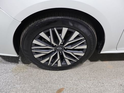 Used 2024 Nissan Altima 2.5 SV AWD/4WD image 9
