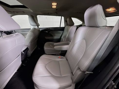 Used 2024 Toyota Highlander XLE FWD image 24