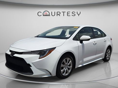 Used 2020 Toyota Corolla LE FWD image 1