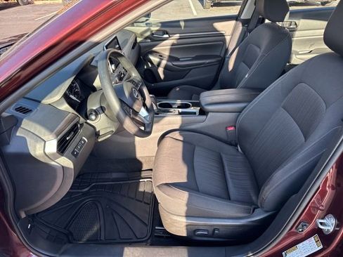 Used 2024 Nissan Altima 2.5 SV image 10