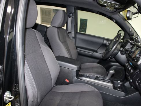 Used 2017 Toyota Tacoma TRD Off-Road w/ Premium & Technology Package AWD/4WD image 22