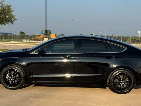 Used 2018 Ford Fusion SE w/ Fusion SE Technology Package FWD image 9