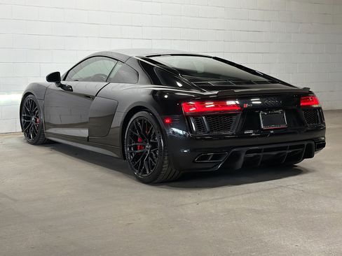 Used 2018 Audi R8 V10 w/ Premium Package RWD image 3