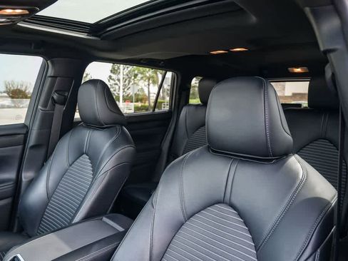 Used 2023 Toyota Highlander XSE image 17