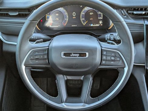 Used 2024 Jeep Grand Cherokee Altitude image 11