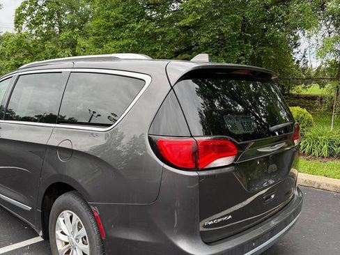 Used 2019 Chrysler Pacifica Touring-L FWD image 6