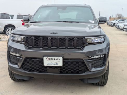 Used 2025 Jeep Grand Cherokee Limited w/ Black Appearance Package image 8