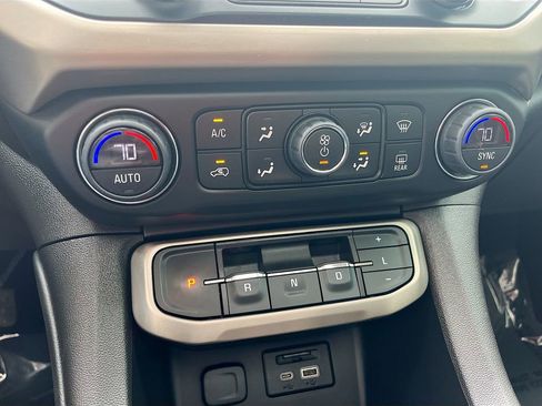 Used 2022 GMC Acadia Denali w/ Denali Technology Package AWD/4WD image 16