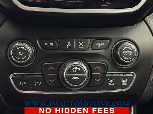 Used 2019 Jeep Cherokee Limited image 24