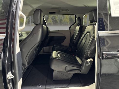 Used 2022 Chrysler Pacifica Touring-L FWD image 10