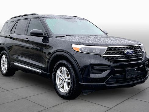 Used 2022 Ford Explorer XLT image 3