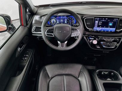 Used 2025 Chrysler Pacifica Select