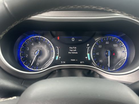 Used 2023 Chrysler Pacifica Touring-L FWD image 25