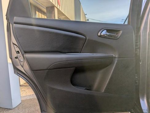 Used 2019 Dodge Journey SE image 12