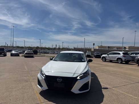Used 2025 Nissan Altima 2.5 SV image 6