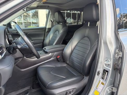 Used 2022 Toyota Highlander XLE image 7