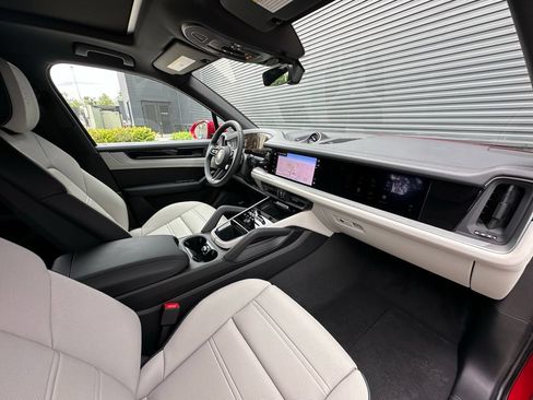 Certified 2025 Porsche Cayenne E-Hybrid AWD/4WD image 40