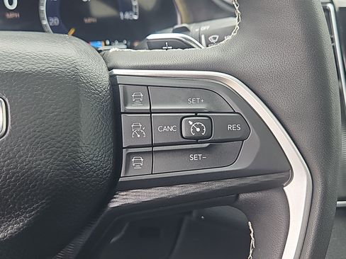 Used 2025 Jeep Grand Cherokee Altitude image 20