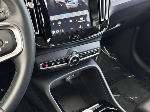 Used 2025 Volvo XC40 B5 Plus AWD/4WD image 19