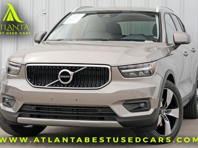 Used 2022 Volvo XC40 T5 Momentum w/ Premium Package
