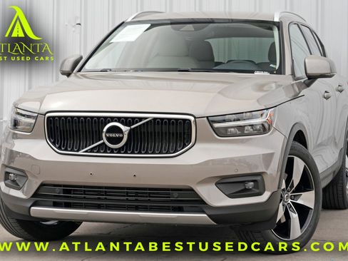 Used 2022 Volvo XC40 T5 Momentum w/ Premium Package image 1