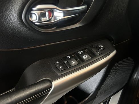 Used 2018 Jeep Cherokee Latitude Plus w/ Cold Weather Group image 16