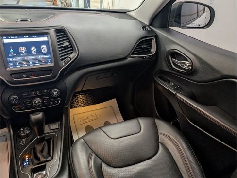 Used 2019 Jeep Cherokee Trailhawk AWD/4WD image 13