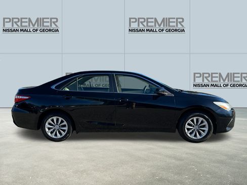 Used 2017 Toyota Camry SE image 4