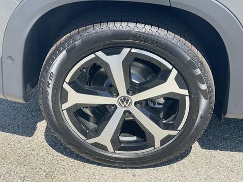 New 2026 Volkswagen Tiguan SE FWD image 30