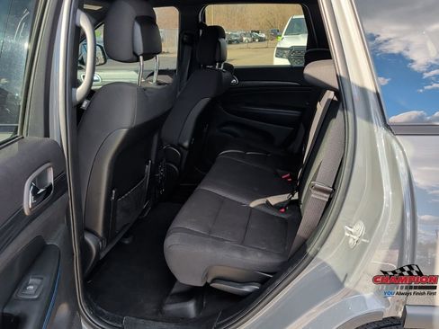 Used 2020 Jeep Grand Cherokee Laredo AWD/4WD image 24