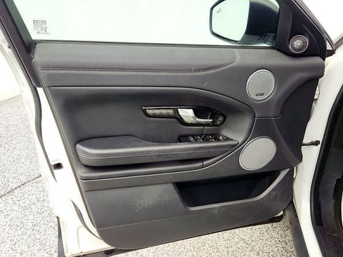 Used 2017 Land Rover Range Rover Evoque SE Premium image 11