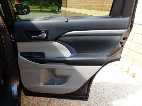 Used 2019 Toyota Highlander FWD V6 image 60