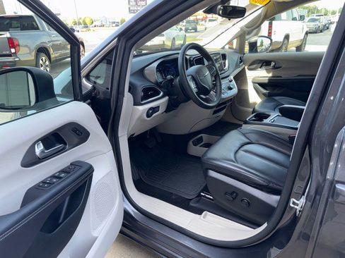 Used 2023 Chrysler Pacifica Touring-L FWD image 11