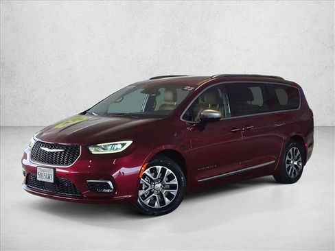 Used 2023 Chrysler Pacifica Pinnacle FWD image 2