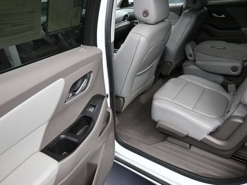 Used 2018 Chevrolet Traverse Premier FWD image 17