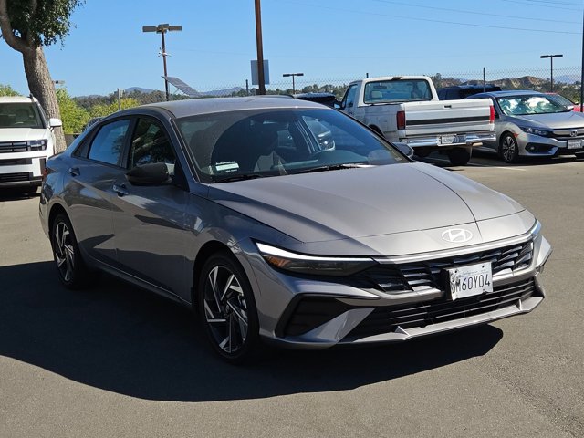 Used 2025 Hyundai Elantra SEL FWD image 3