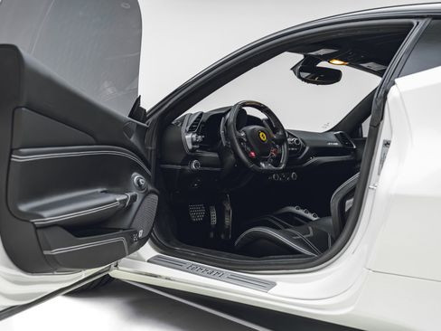 Used 2018 Ferrari 488 GTB RWD image 32