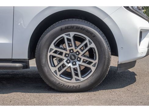 Used 2025 Ford Expedition Active AWD/4WD image 9