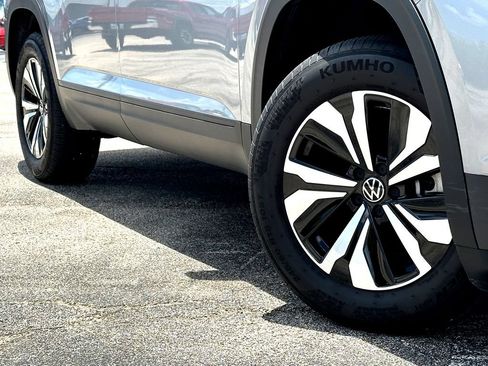 Certified 2026 Volkswagen Atlas SE FWD image 2