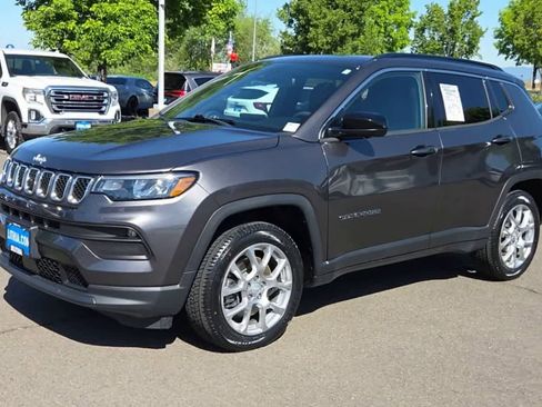 Used 2023 Jeep Compass Latitude w/ Sun and Sound Group AWD/4WD image 4