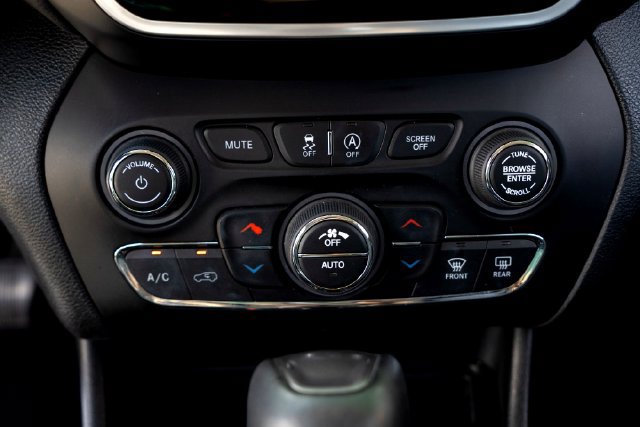 Used 2020 Jeep Cherokee Limited w/ Luxury Group FWD image 17