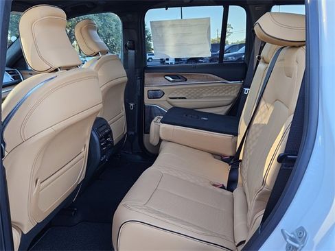 New 2025 Jeep Grand Cherokee Summit image 4