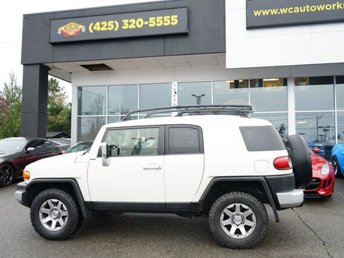 Used 2014 Toyota FJ Cruiser 4WD image 2