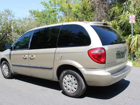 Used 2005 Chrysler Town & Country image 5