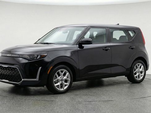 Used 2025 Kia Soul LX w/ LX Technology Package FWD image 3