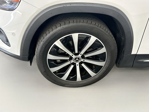 Used 2023 Mercedes-Benz GLB 250 4MATIC w/ Premium Package image 11