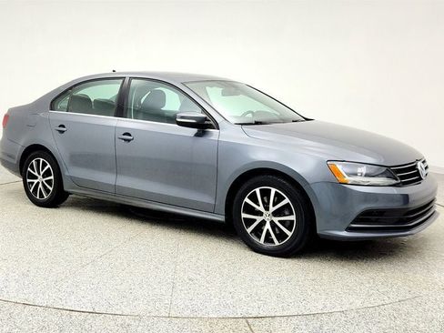 Used 2017 Volkswagen Jetta SE image 3